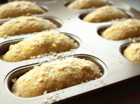 发酵好的面团比较饱满，轻触有弹性，不会回落，刷上配方外蛋液，撒上香酥粒。