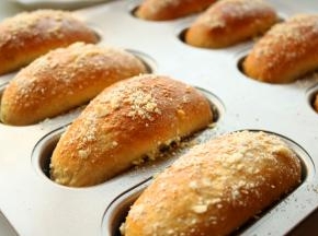 烤箱提前预热150度，中层烤12分钟，烤好的面包第一时间放到烤网上晾凉。