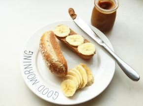 从中间剖开，抹上奶油焦糖酱，夹香蕉片，香蕉热狗就做好咯。