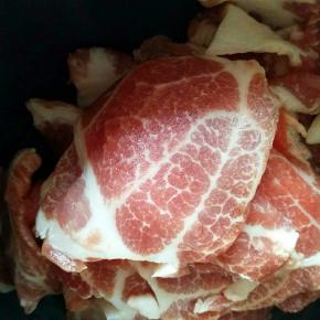 首先要做的就是把梅花肉解冻至你能切的动，然后切成大片。