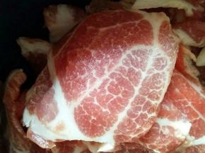 首先要做的就是把梅花肉解冻至你能切的动，然后切成大片。