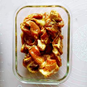 在肉片中加入少量盐，酱油，淀粉用手抓匀，静止10分钟。