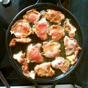 烤盘放油，把大片肉一片一片的码入，片刻之后翻面。