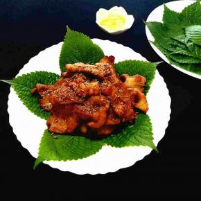 待肉片全部变色之后就熟了，装盘之后撒入孜然。