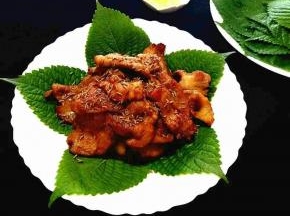 待肉片全部变色之后就熟了，装盘之后撒入孜然。
