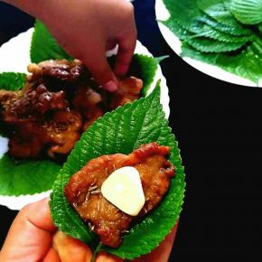 搭配大蒜片和苏子叶吃，艾玛！好吃的无法形容了！（儿子已经等不及了），快开吃吧！