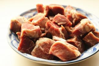 牛肉切稍大的块。