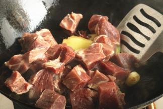 下入牛肉块翻炒。
