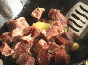 下入牛肉块翻炒。
