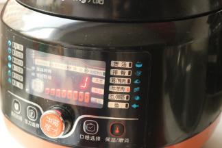 连牛肉和汤移入电压力锅，选择牛肉档，开始炖牛肉。