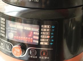 连牛肉和汤移入电压力锅，选择牛肉档，开始炖牛肉。