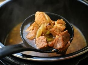 炖好的牛肉汤。