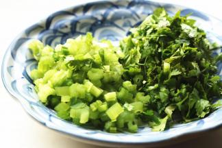 芹菜切碎，香菜切碎。