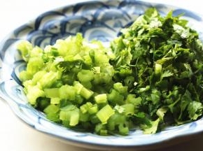 芹菜切碎，香菜切碎。