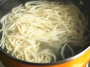 汤锅加水烧开，下入面条煮熟。