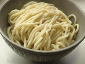煮好的面条捞入碗内。