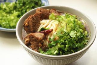 加入炖牛肉的汤喝牛肉，加芹菜碎和香菜碎，好吃的牛肉面就做好了。