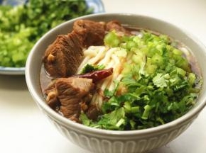 加入炖牛肉的汤喝牛肉，加芹菜碎和香菜碎，好吃的牛肉面就做好了。