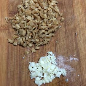 菜脯洗净和蒜头一起切碎备用。