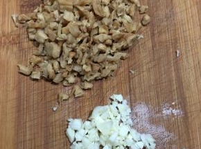 菜脯洗净和蒜头一起切碎备用。