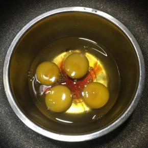 鸡蛋打入碗中，加入几滴酱油或少许盐，用筷子搅拌均匀备用。