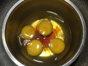 鸡蛋打入碗中，加入几滴酱油或少许盐，用筷子搅拌均匀备用。