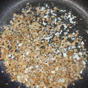 锅中倒入油，大火烧热，下入菜脯和蒜末煸炒出味。