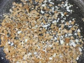 锅中倒入油，大火烧热，下入菜脯和蒜末煸炒出味。