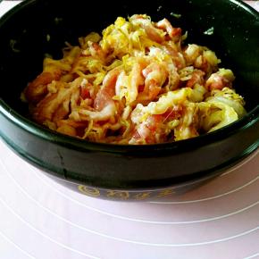 酸菜和五花肉装在一个容器中，加入植物油，少量花椒粉，少量盐，一点酱油调色，抓匀静止备用。