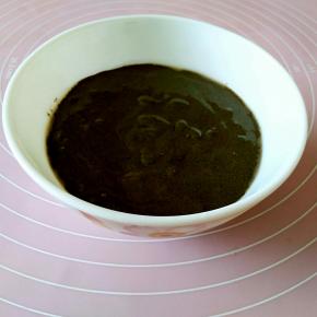 把所有的配料放在一个稍大些的碗中，加入清水搅拌到你想要的稠度。