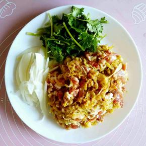 圆葱切丝，香菜洗干净切段。