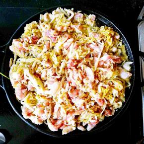 烤盘放油，把酸菜五花肉倒进去，用筷子慢慢的翻拌，使之受热均匀。