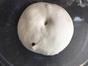 基础发酵至两倍大，手指沾粉，孔洞不塌陷不回缩