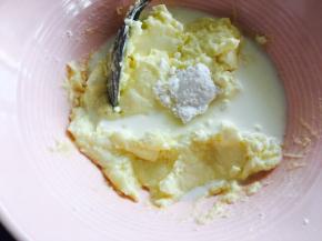 将面团排气滚远，每个面团65到70克，盖保鲜膜精致10分钟，这个时间做馅料～奶酪室温软化，搅拌顺滑后，加入糖粉，奶粉，牛奶搅拌均匀