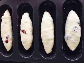封口后，封口出向下，放置到模具中进行二次发酵，室温30度左右，表面盖一块潮湿的布，发酵60分钟。