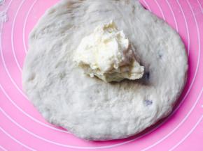 也可以做成其他形状，这样将奶酪馅料包裹进去即可