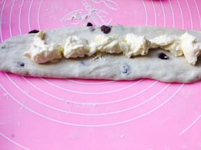 取一小团面，擀成牛舌型，将奶酪馅料放置到中间位置