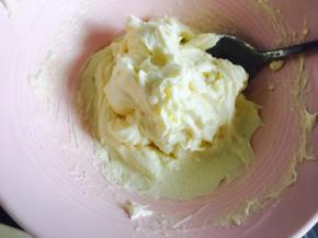 奶酪馅料搅拌后应该是顺滑无颗粒的