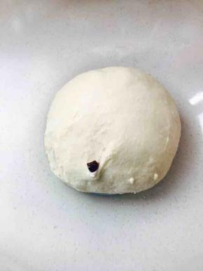 将波兰种，高粉，糖，盐，酵母，淡奶油和水混合成团，然后加入黄油揉至出筋膜，盖保鲜膜，发酵一个小时