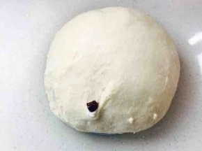 将波兰种，高粉，糖，盐，酵母，淡奶油和水混合成团，然后加入黄油揉至出筋膜，盖保鲜膜，发酵一个小时