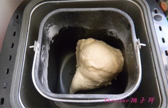 除黄油、火腿肠外，其他原料放进面包机内进行一次揉面程序；