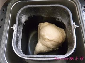 除黄油、火腿肠外，其他原料放进面包机内进行一次揉面程序；