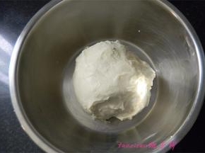 将揉好的面包面团滚圆后放入发面盆里，放在温暖处发酵；