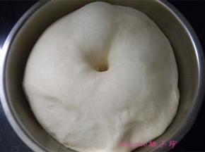 用手指下面团上扎个洞，面团周边不塌陷，说明已经发酵完成；