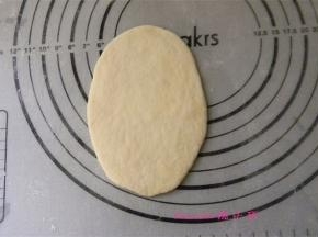 取一面团，擀成牛舌状；