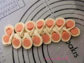 将切开小段向两边翻，如图所示；