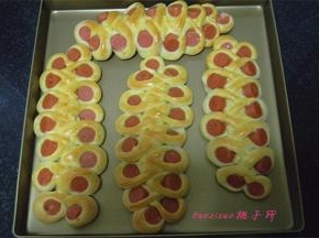 放入预热好的烤箱里，上下管180度，烤制20分钟；