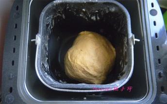 将南瓜泥、蛋液、纯净水、食盐、面包粉、低筋粉、奶粉、糖、干酵母放入面包机内执行揉面程序；