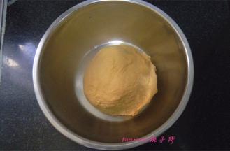 将揉好的面团稍加整圆，放入发面盆里，室温下发酵；