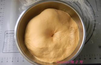 面团在室温下发酵两倍大；